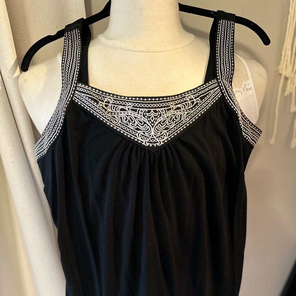 White House Black Market Embroidered Neckline Black Tank Size Medium